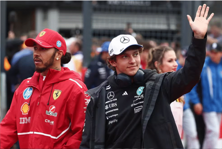 Lewis Hamilton e Andrea Kimi Antonelli no GP da Bélgica da F1 em 2025 — Foto: Jakub Porzycki/NurPhoto via Getty Images