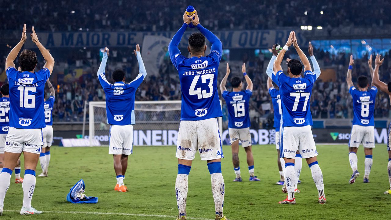 Jogadores do Cruzeiro comemorando a vitória no Mineirão