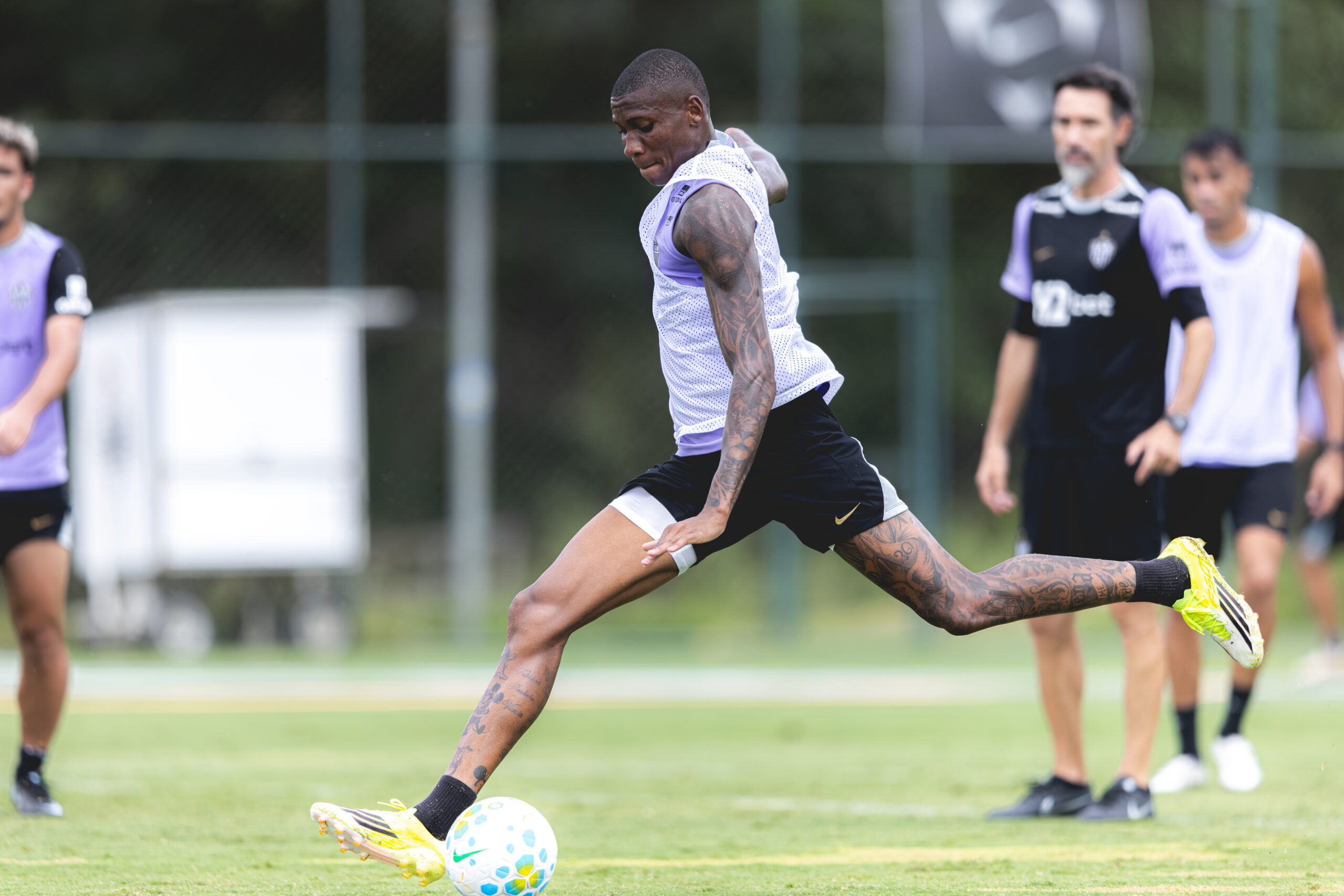 Eduardo Domínguez observa Patrick em treinamento