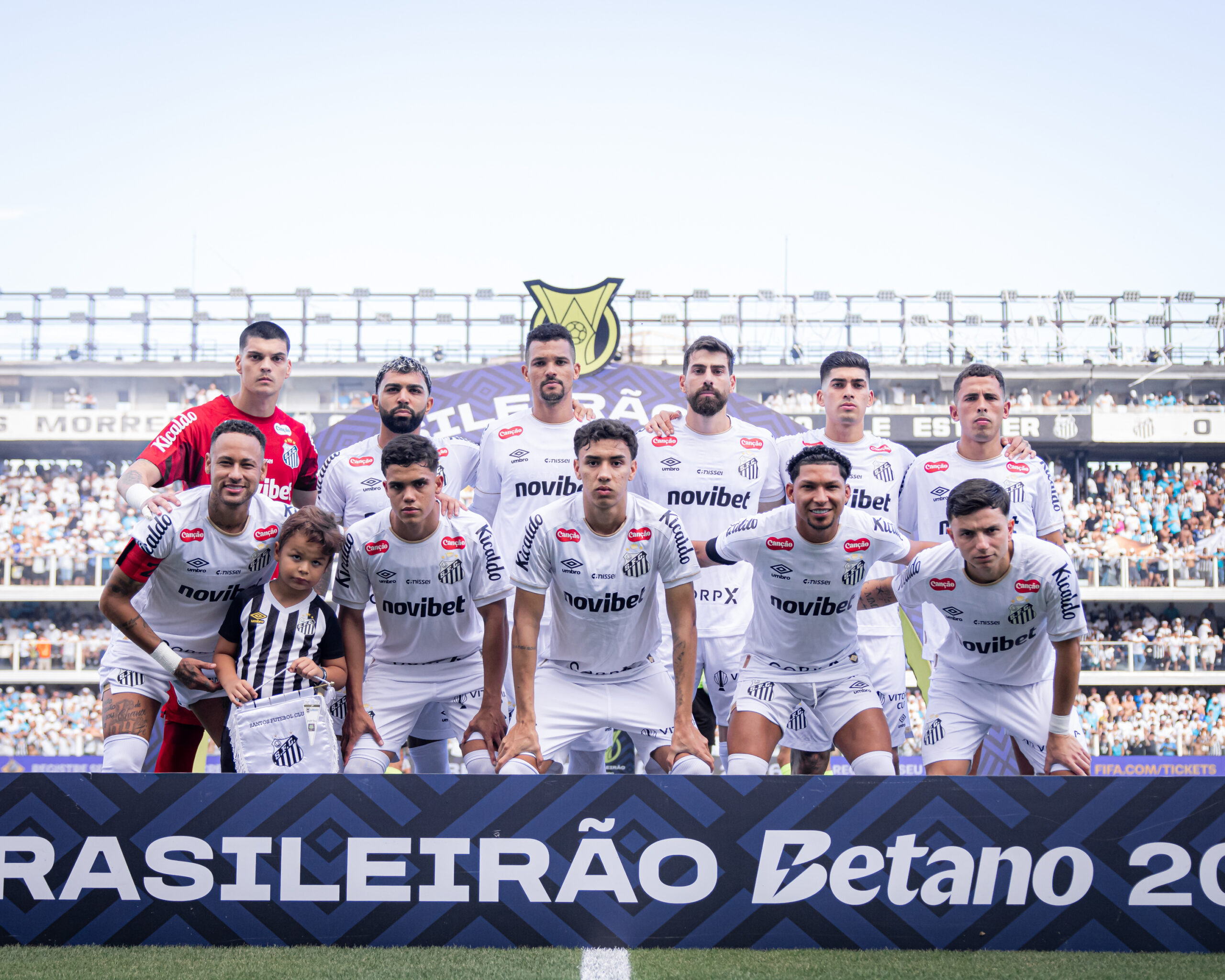 Time do Santos FC perfilado para foto em jogo válido pelo Campeonato Brasileiro contra o Corinthians
