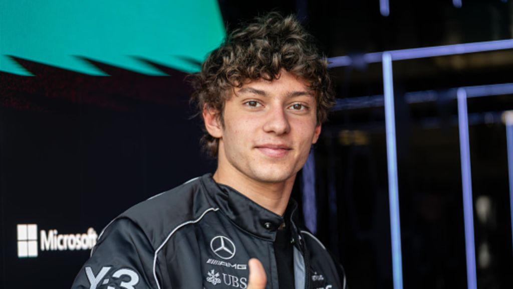 Piloto da Mercedes Kimi Antonelli posando para foto