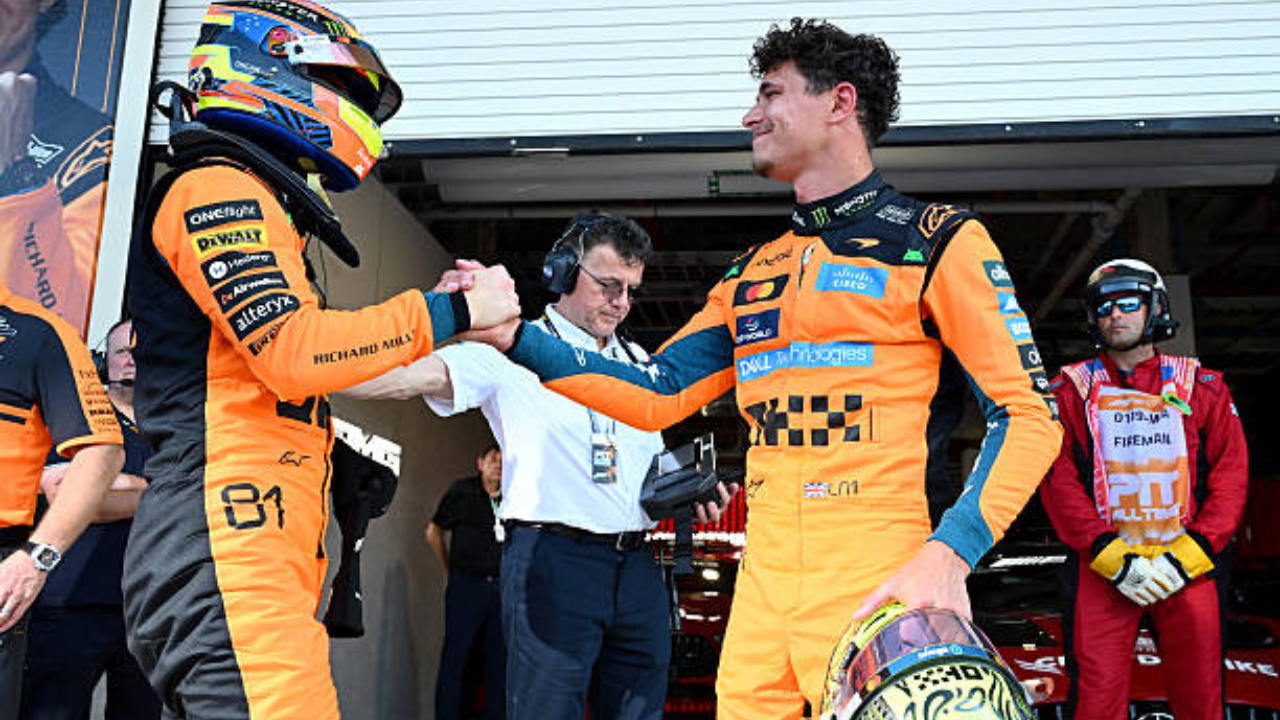 Foto dos pilotos da McLaren comemorando o pódio na corrida sprint do GP de Miami