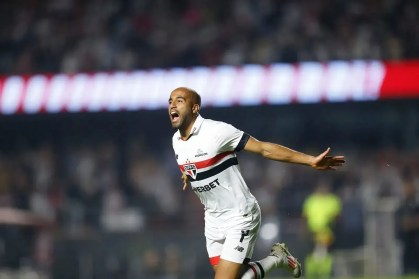 Lucas Moura comemora a volta aos gramados