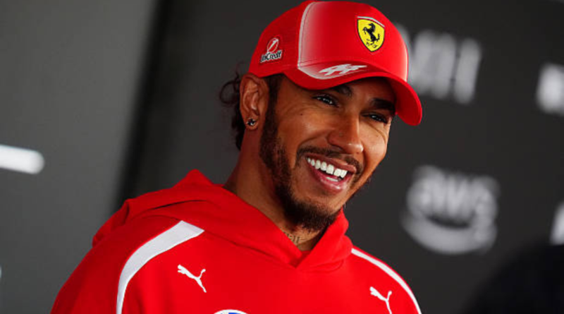 Imagem de Lewis Hamilton dando entrevistas no GP da Hungria