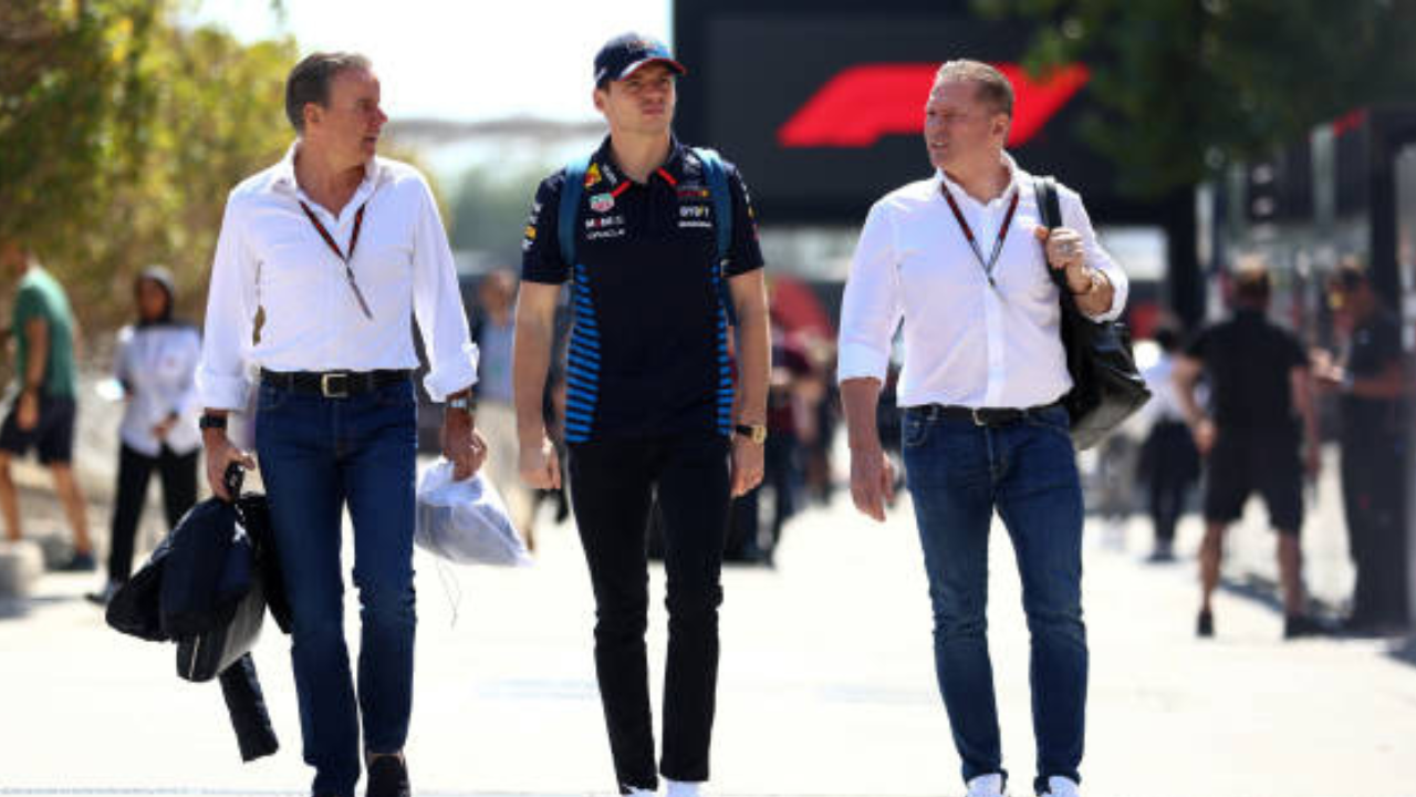 Foto de Max Verstappen com seu empresário e pai