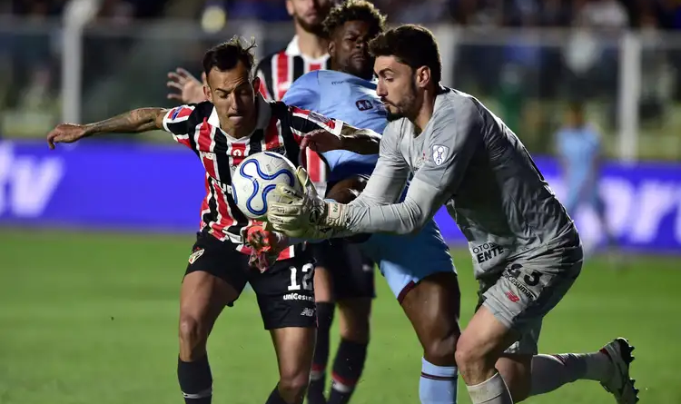 Rafael defende em empate na Bolívia.