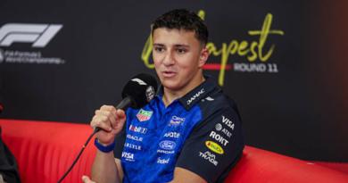 Foto de Isack Hadjar em entrevista