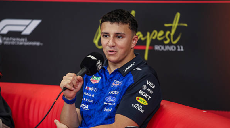 Foto de Isack Hadjar em entrevista