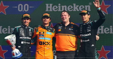 Foto de Lando Norris ao lado dos pilotos da Mercedes