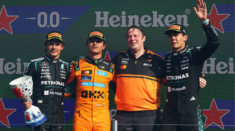 Foto de Lando Norris ao lado dos pilotos da Mercedes