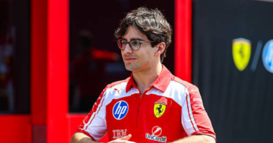 Foto do Rafael Câmara com o uniforme da Ferrari