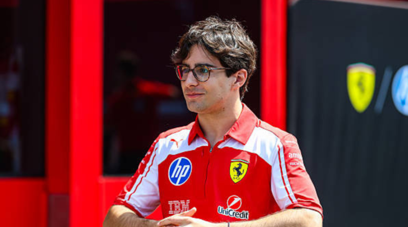 Foto do Rafael Câmara com o uniforme da Ferrari