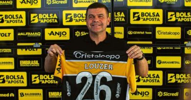 Umberto Louzer, novo técnico do Criciúma, durante sua apresentação no clube.