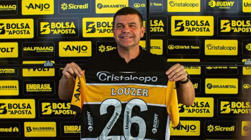 Umberto Louzer, novo técnico do Criciúma, durante sua apresentação no clube.