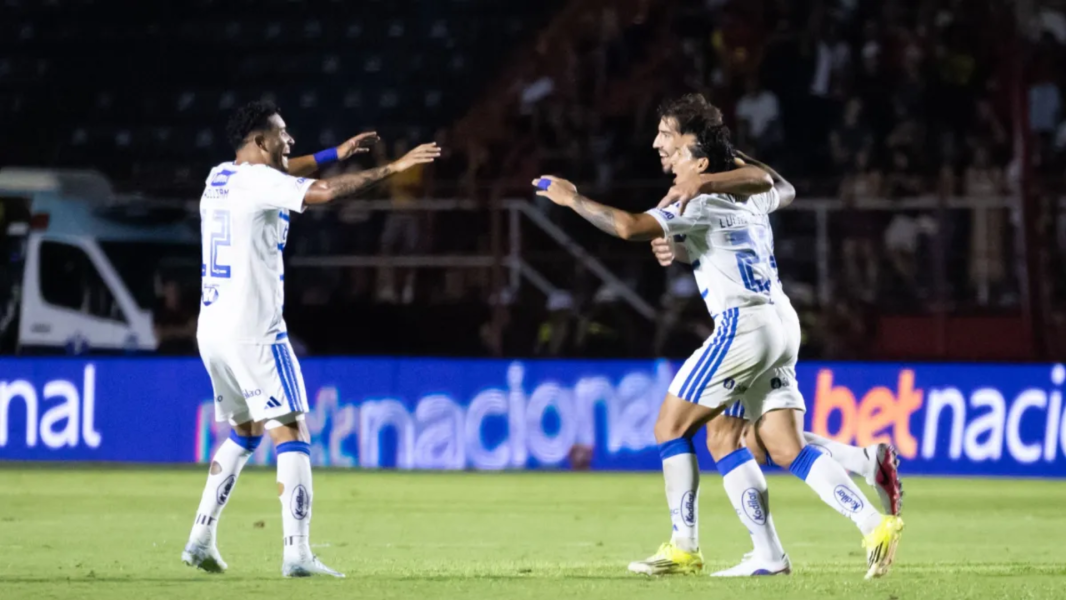 Lucas Romero, Lucas Silva e William comemoram gol.