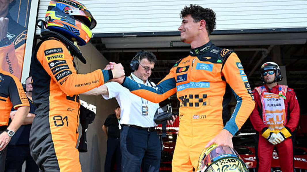 Foto dos pilotos da McLaren comemorando o pódio na corrida sprint do GP de Miami