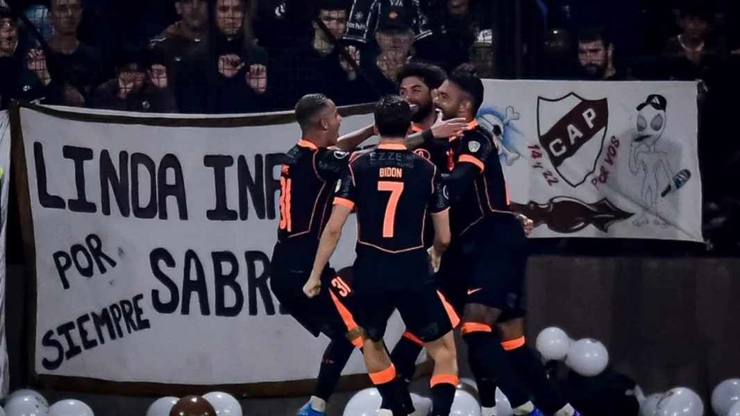 Jogadores comemoram o segundo gol do Corinthians contra o Platense