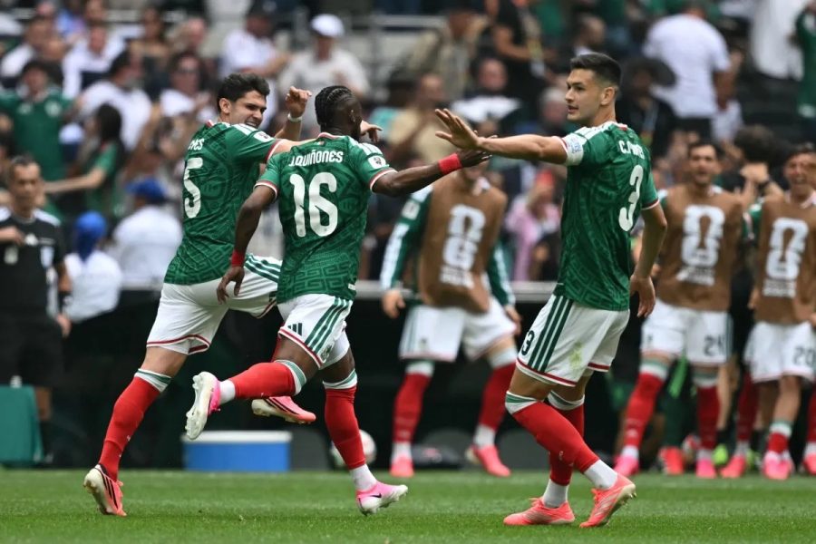 Jogadores do México comemoram gol de Quiñones.